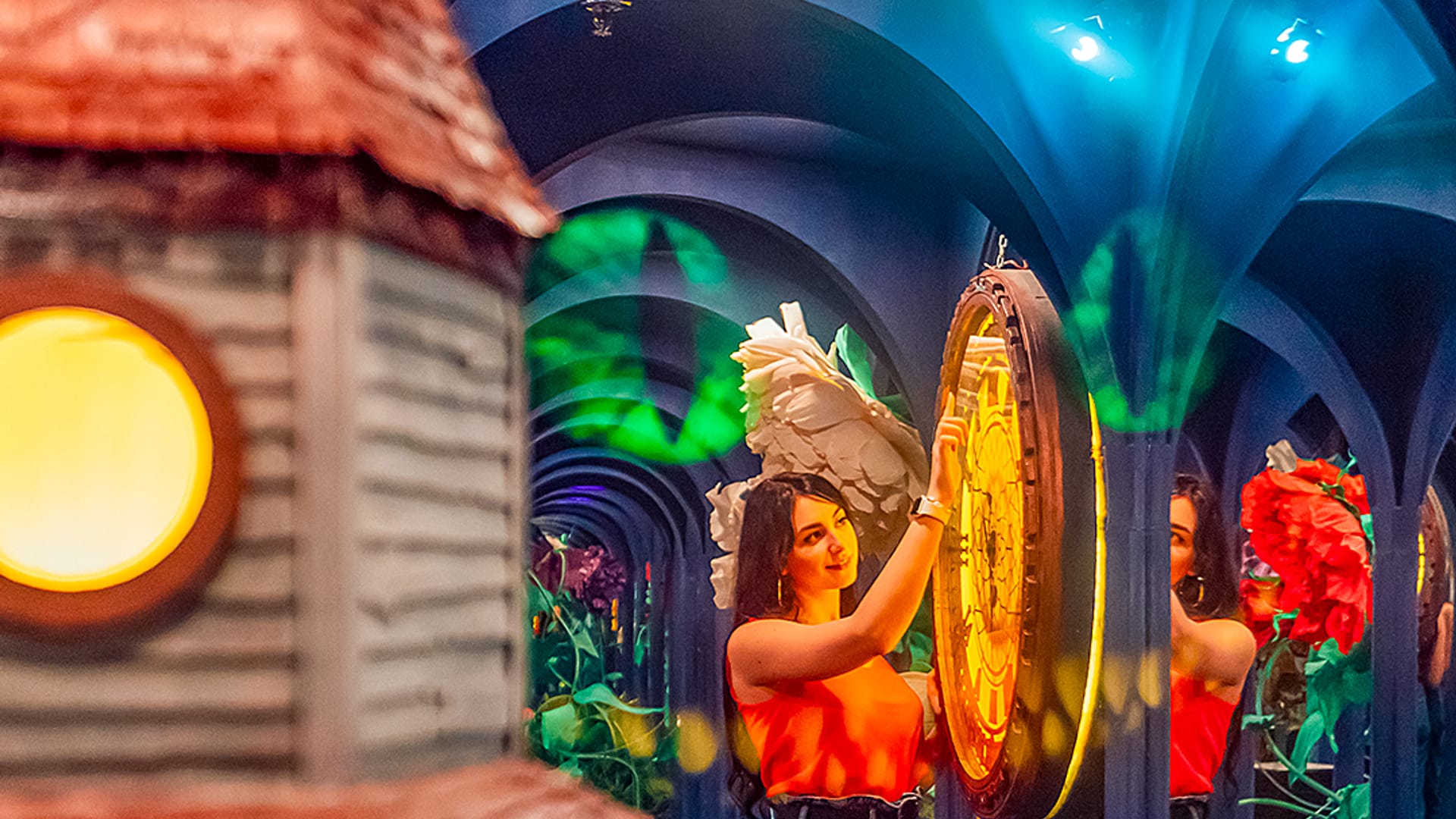 Alice in Wonderland 展厅里，一张真人大小的棋盘通向一片镜子森林